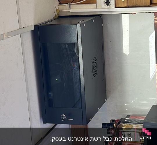 ארון תקשורת עם מנעול ומתגים מוארים